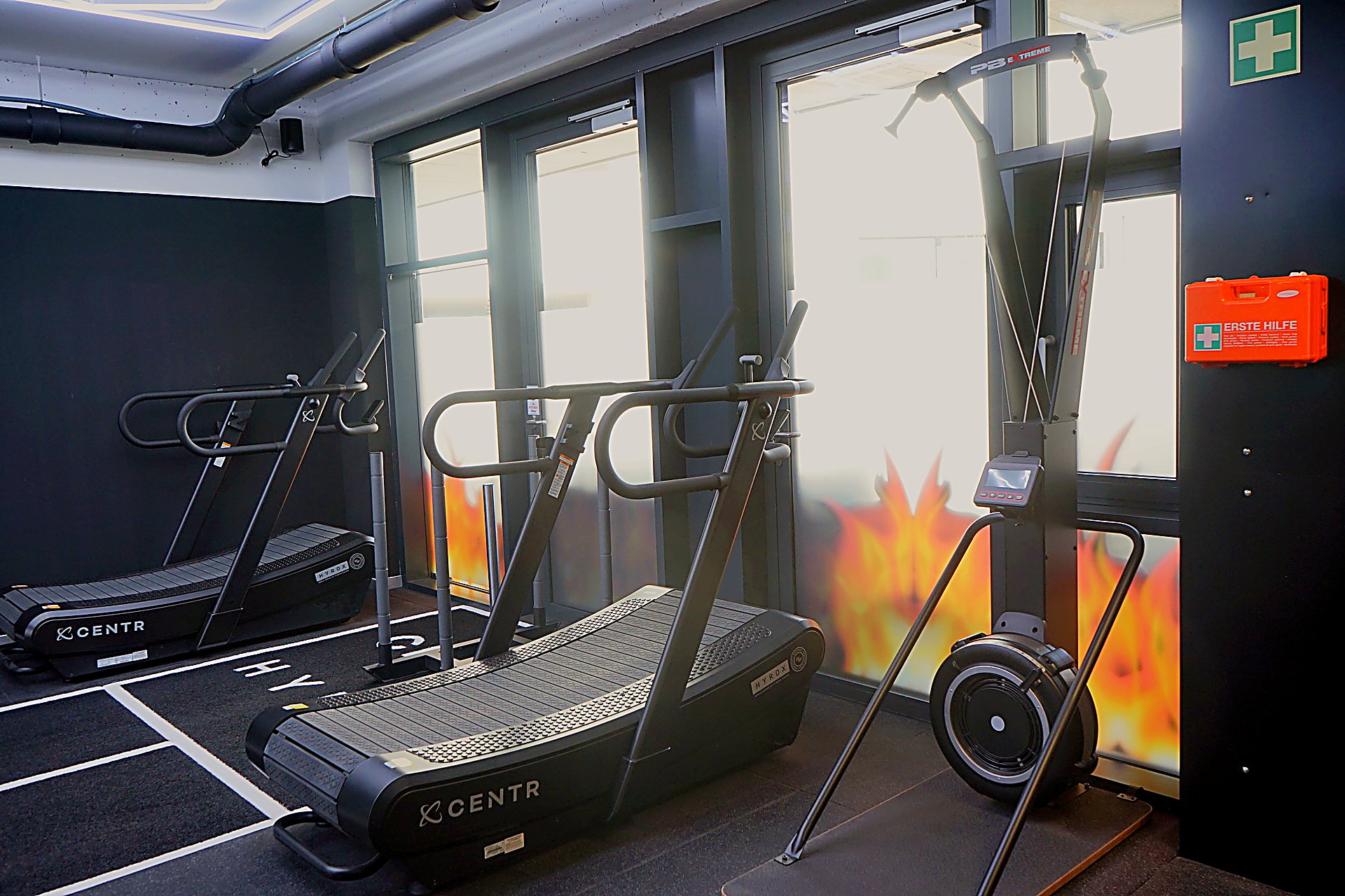 Hyrox-Raum bei burn-it: CENTR-Laufbänder, Ski-Ergometer und HYROX-Floor