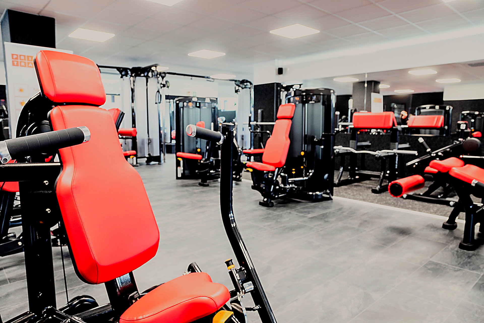 Life-Fitness Kraftgeräte mit roter Polsterung