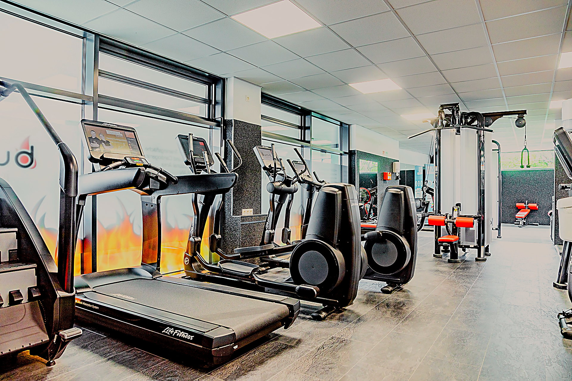 Trainingsfläche bei burn-it in Münchendorf — Cardio und Kraft mit Life-Fitness-Geräten